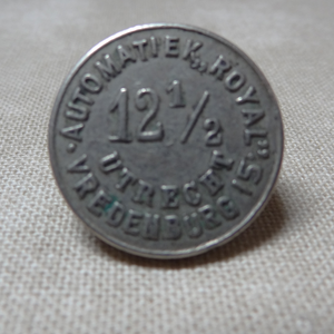 878283 Afbeelding van een muntje ter waarde van 12½ cent, te gebruiken in Automatiek 'Royal', Vredenburg 15, uit de ...